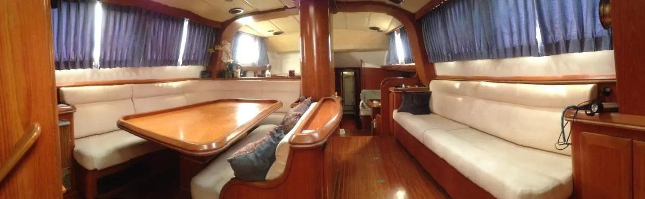 מלון Serenity Boatel In סן חואן ספינת מלון